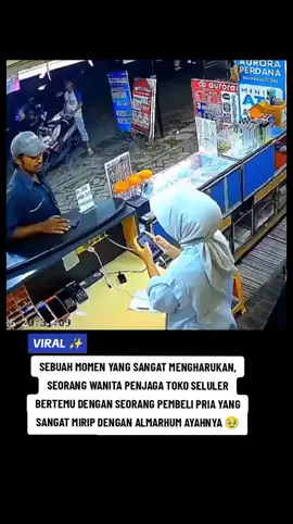 Viral ✨ Mengharukan sekali 🥹 Saat kehadiran Pria tua pembeli membuat sang wanita penjaga toko seluler tersebut menangis dan minta mencium tangan pria tsb. karena mengingatkan dia pada sosok Ayah tercintanya yang telah meninggal dunia sejak 3 tahun yang lalu.