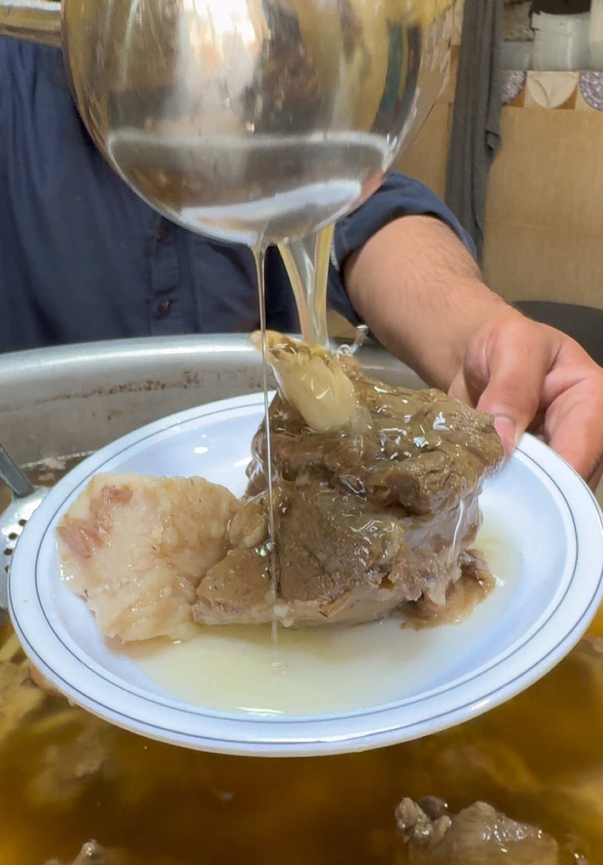 No.1 & Biggest Dumba Rosh in Quetta | Mutton Fat Namkeen | Saleem Bacha Rosh #Rosh #streetfood #tiktok #viralvideo #qkfooddiaries 