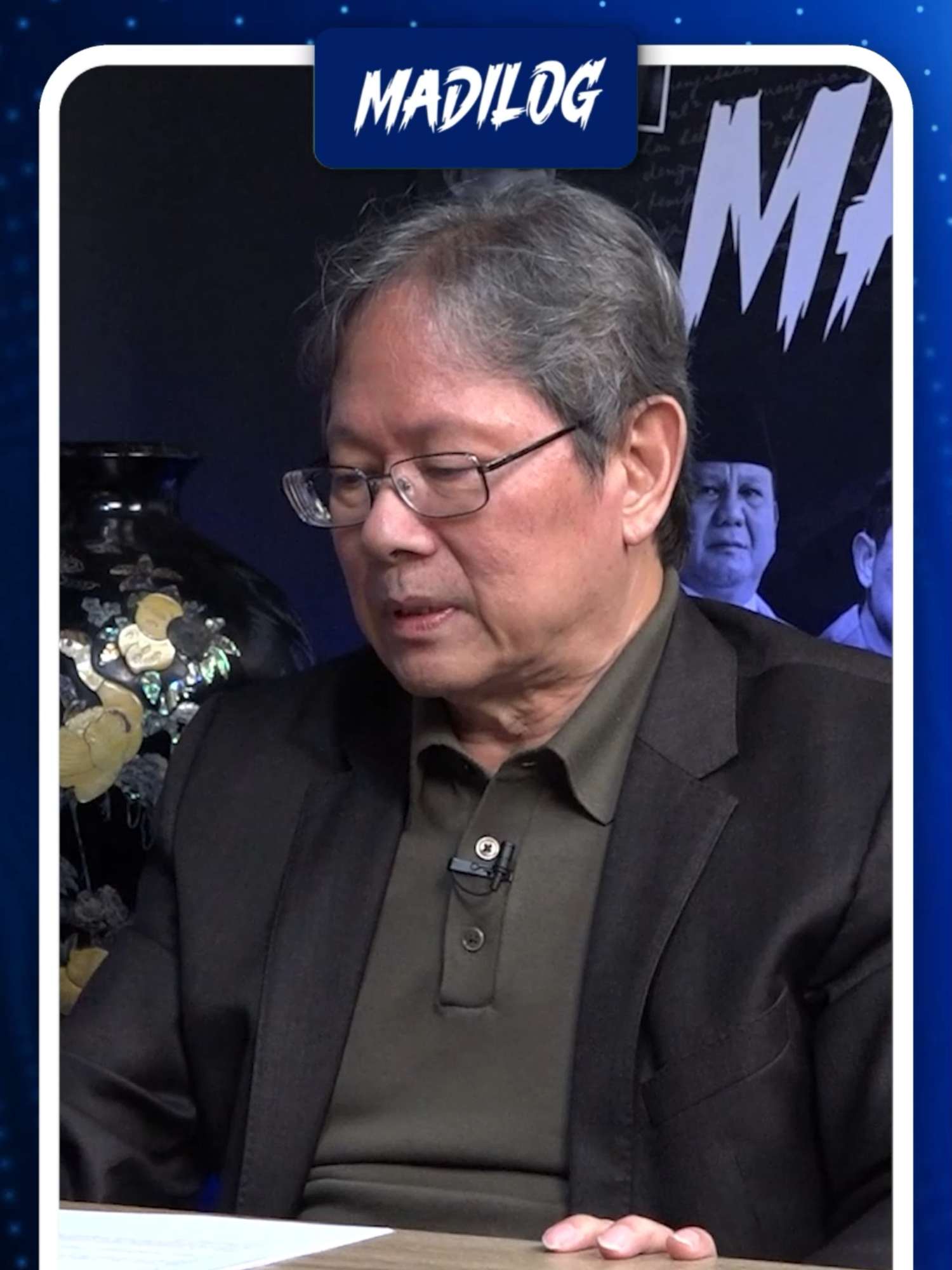 ANTHONY BUDIAWAN: KEKAYAAN PENGUSAHA TAMBANG NAIK SIGNIFIKAN, TIDAK ADIL PAK PRABOWO Pengusaha batu bara sekaligus pemilik PT Bayan Resources Tbk, Low Tuck Kwong melayangkan somasi kepada Forum Keadilan. Pengusaha yang kini menjadi orang terkaya di Indonesia tersebut dalam somasinya mendesak Forum Keadilan men-takedown sebuah video podcast Madilog berjudul “ANTHONY BUDIAWAN: JOKOWI MENYERAHKAN NEGARA KEPADA KARTEL”. Adapun dalam podcast tersebut,  Pengamat Ekonomi dari Political Economy and Policy Studies (PEPS) Profesor Anthony Budiawan mengkritisi lemahnya nilai tawar negara terhadap korporasi, yang menyebabkan minimnya pemasukan negara dari sektor tambang dan sumber daya alam. Profesor Anthony mengatakan, Low Tuck Kwong sebagai salah satu pihak yang menikmati ketidakadilan bagi hasil dari bisnis tambang tersebut, dengan lebih detail mengungkap kenaikan kekayaan Low Tuck Kwong yang mencapai Rp148 triliun dalam setahun. Menyikapi somasi dari Low Tuck Kwong, Madilog kembali menghadirkan Prof Athony Budiawan untuk lebih dalam lagi mengkritisi ketidakadilan pembagian sumber daya alam.* Host: Darmawan Sepriyossa - Jurnalis Senior Narasumber: Anthony Budiawan - Ekonom #anthonybudiawan #lowtuckkwong #bayanresources #tambang #sumberdayaalam #ketidakadilan #masyarakatmiskin #ekonominasional #forumkeadilan #madilog #podcastindonesia #prabowosubianto #kartel #oligarki