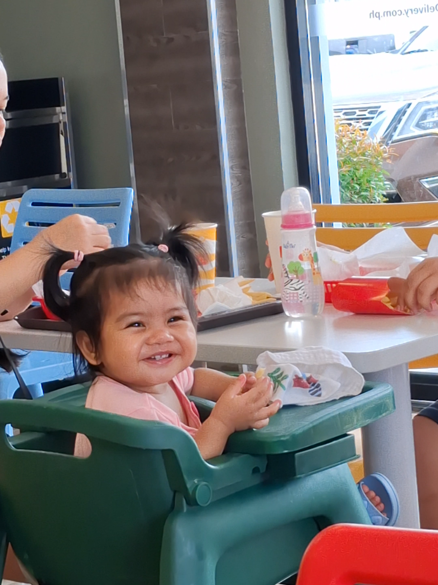 while we're eating at mcdo this random cute little girl felt so much kilig with @Komiii, my heartt huhu😭💗  #fyp #mcdolovestory  #foryoupage #mcdotacurong📍 