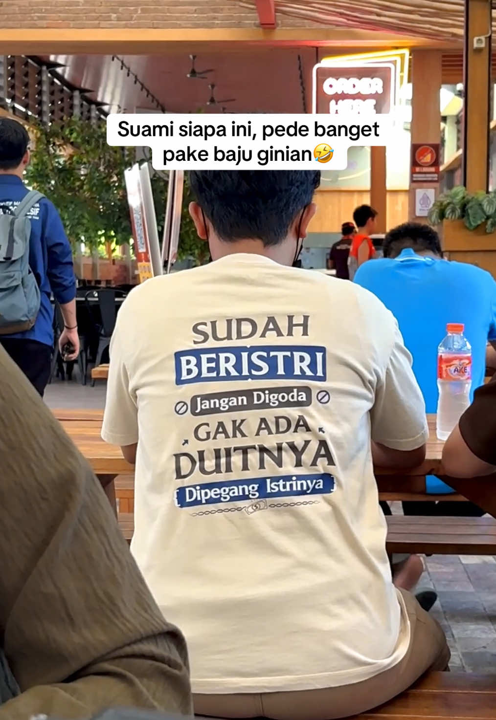 Gimana sih cara ngerayu suami biar mau pake baju kayak gini😭 #sudahberistri #kaosviral #kaoskatakata 
