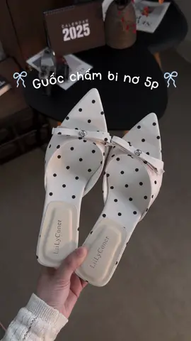 Muốn xinh mà vẫn thanh lịch thì chắc chắn phải thử đôi này. Mang cao gót thì sang thật nhưng nhanh đau chân, còn mang giày bệt thì lại thiếu đi sự chỉn chu không, nên lắm lúc tụi mình vẫn rất cần những đôi guốc như thế này nha ❤️ #review #giayxinh #giaydep #giaynu #giaycaogot  