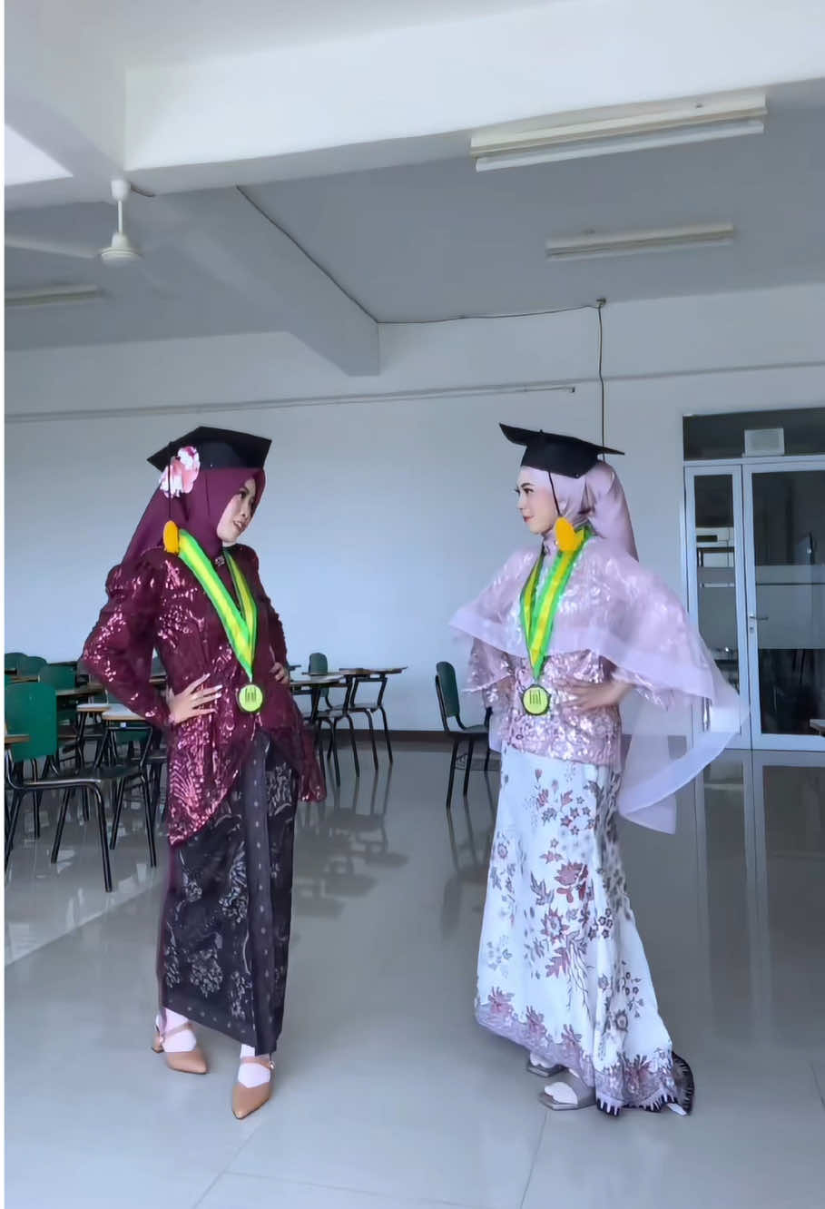 Match with centil energy🧚🏻‍♀️ bikin vidio ini harus PO 4 tahun dulu ya🥹 @beyaa  Make up cantikkuu by @N.Lailaa🥰  #uinsatutulungagung  #wisuda2025 