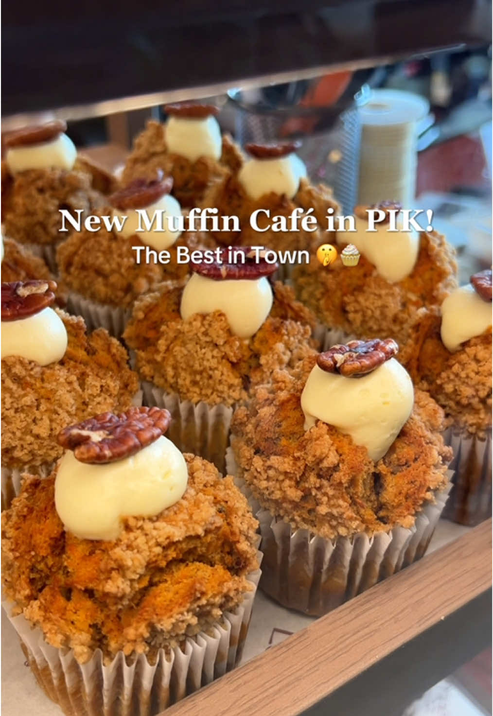 📍LUMEE - New café just landed in PIK 2! muffin yg selama ini sering sold out di bazaar2 skrg ada cafenya Ada muffin, cookies, madeleines, makanan berat juga ada! Kopi2 mereka juga enak karena di curate langsung sama @martintannnn Pet friendly juga ya! #cafepik #cafepetfriendlypik #kulinerpik #lumee #fyp 