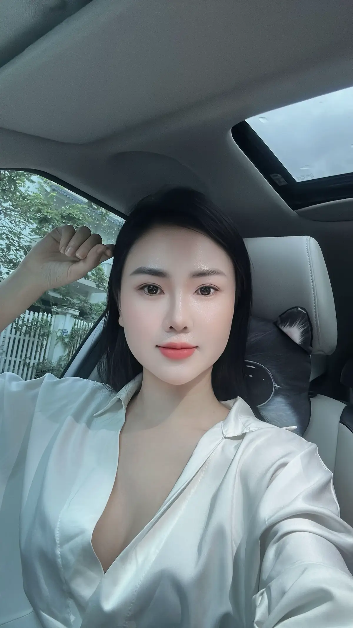 Dạo này mê style áo  trắng   Trang phục chỉ là vỏ ngoài, nhưng phong thái mới là thứ khiến áo trắng trở nên đặc biệt #phuongthao #ceophuongthao #phunukhichat #phunugiatri #daotaospa 