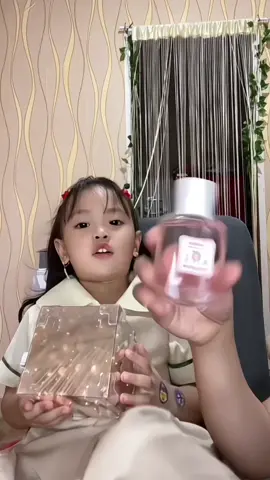 Tingnan ko lang kung mangangamoy araw pba mga anak ntin sa perfume na to subrang bango Amoy strawberry #perfume #perfumeforkids #fypシ゚ #foryoupage #perfumetiktok 