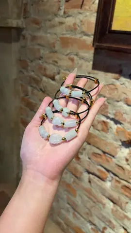 Có những viên ngọc không chỉ để ngắm nhìn, mà còn để chở che. Vòng tay bạch ngọc thanh khiết – như gửi gắm lời chúc bình an, vẹn tròn hạnh phúc và sự tĩnh tại trong từng khoảnh khắc. Đeo bạch ngọc, để thấy lòng nhẹ nhàng, cuộc sống thêm dịu êm.” #anangems #xuhuongtiktok #viralvideo #phongthuycaivan #phongthuytamlinh 