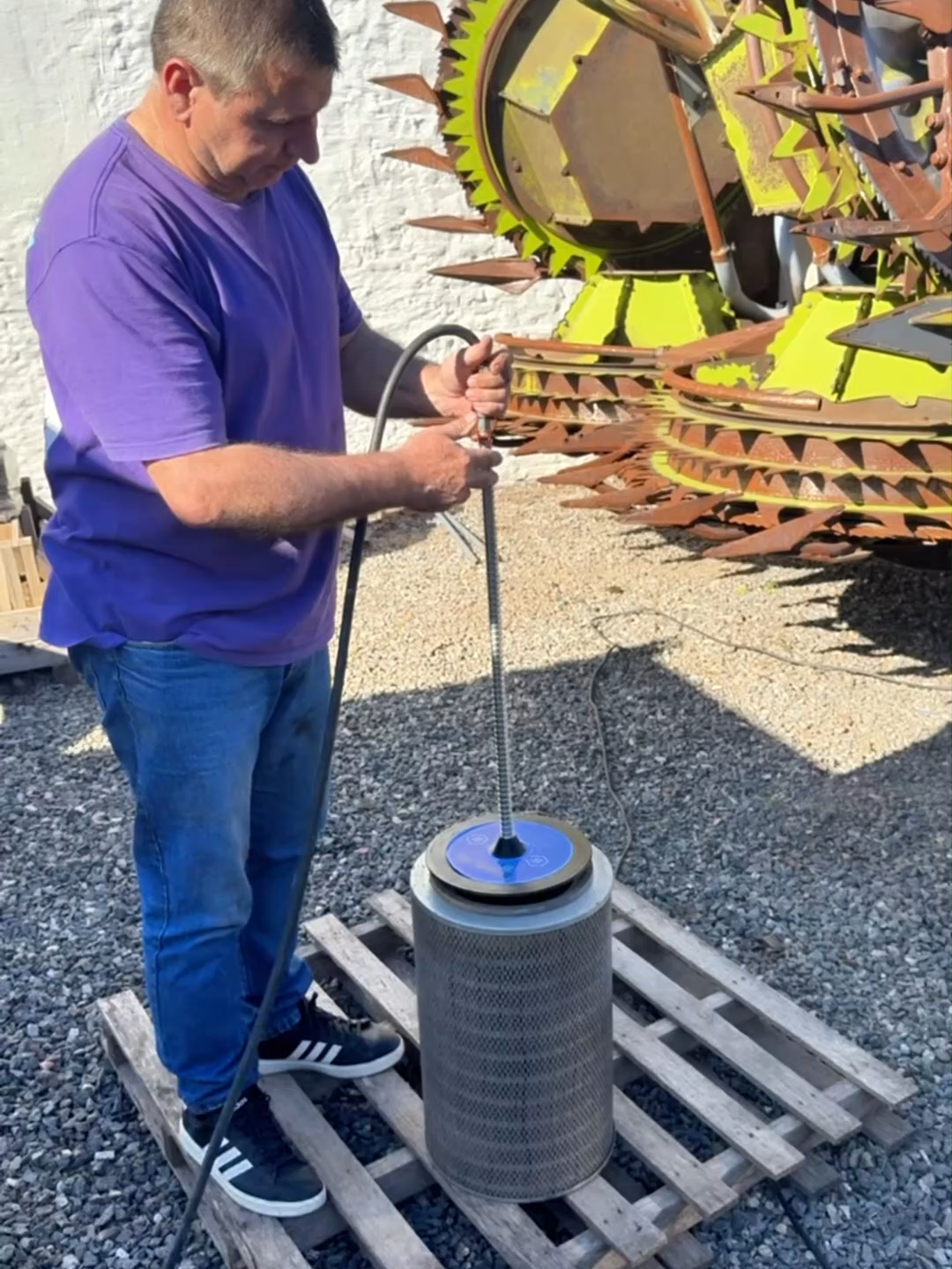 🔧Te mostramos cómo funciona nuestro soplador de filtro de aire SHEK. ✅ Limpieza rápida y profunda ✅ Protege el filtro sin dañarlo ✅ Aumenta la vida útil del motor 👉 Tecnología pensada para hacerte el trabajo más fácil y eficiente. #SHEK #FiltrosDeAire #MantenimientoEficiente#mantenimientoautomotriz #campoargentino🌱🌾🌻🐮🐂 #campoargentino #maquinaspesadas #maquinariapesada #camionesargentinos #MantenimientoFácil #mantenimientopreventivo #campogrande #viraltiktok #viral_video #camiones #industrial #vial #maquinariasvial