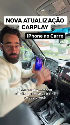 Comenta o que você achou do CarPlay novo! 🚗✨ O CarPlay mudou TOTALMENTE com o iOS 26! Agora dá pra personalizar como nunca antes! 📸 Foto na tela inicial? Agora pode! Você consegue colocar a imagem do seu carro como plano de fundo, igualzinho no vídeo. Basta: 1️⃣ Ajustes no iPhone 2️⃣ Toque em Geral > CarPlay 3️⃣ Escolha seu carro 4️⃣ Vá em Widgets 5️⃣ Toque em Fotos e escolha um álbum! Pronto, a imagem aparece direto no painel 😍 🧩 Widgets novos Agora dá pra adicionar: 	•	Clima ☁️ 	•	Bolsa 📈 	•	Fotos 📷 	•	E muito mais! 🎨 Personalização visual 	•	Altere ícones para escuros, padrão ou transparentes 	•	Mude a imagem de fundo com os papéis de parede do iOS 26 	•	Escolha fundo preto ou cinza se preferir menos distrações 📝 Acessibilidade 	•	Deixe o texto maior e em negrito 	•	Muito mais fácil de enxergar enquanto dirige 🧓👀 📱 Organização dos apps 	•	Você pode mover o Waze pro topo, esconder apps que não usa como Podcasts ou Calendário 	•	Reordenar tudo rapidinho! 🔁 Compartilhe esse post com quem tem iPhone e ama carro! 💾 Salva pra personalizar depois. #iOS26 #CarPlay #iPhoneTips #ios26 
