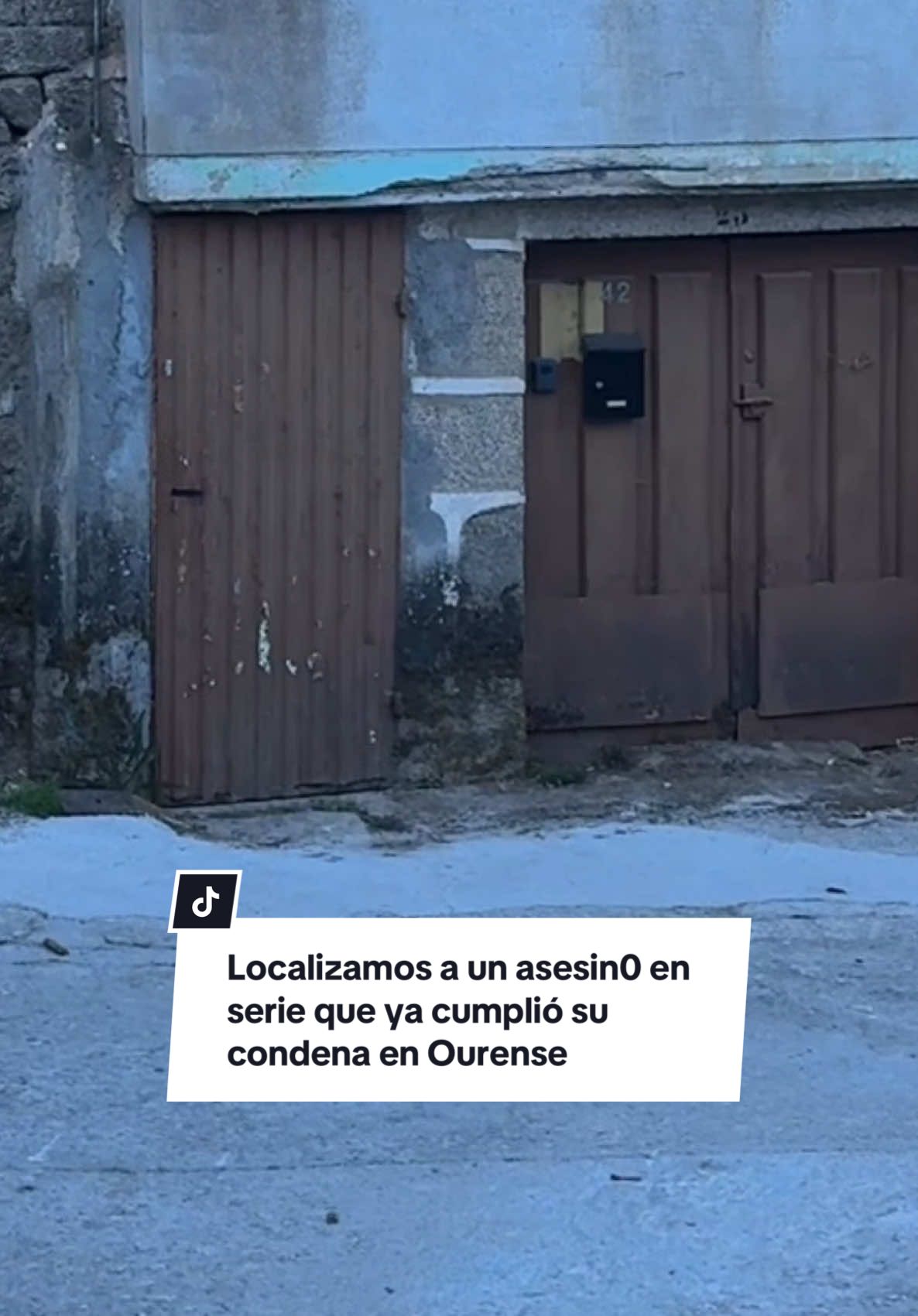 🔴 Localizamos a Antonio Gali Balaguer en una aldea de Ourense. Tras 40 años en prisión por cometer tres asesinat0s y varias agresi0nes, está en libertad desde febrero.  Intenta pasar desaparecido aunque sus vecinos no lo quieren allí. Según varios expertos es una persona peligr0sa y podría volver a actuar.    #noticias #viral #suceso #policianacional #investigacion 