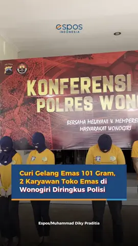 Dua karyawan toko emas Semar Nusantara Wonogiri, SS dan HS, bersama seorang petugas parkir bernama Pandu mencuri gelang emas 101,4 gram pada 10 September 2025. Aksi terencana itu dilakukan dengan modus SS berpura-pura sebagai pembeli, HS menyerahkan emas, dan Pandu mematikan listrik agar CCTV tidak merekam.
 Emas dijual ke pegadaian seharga Rp120 juta, hasilnya dibagi bertiga. Kasus terbongkar setelah audit data penjualan toko. Kemudian polisi menangkap SS dan HS, sementara Pandu masih buron (DPO).
 Motif pencurian karena masalah ekonomi dan utang. Polisi menyita Rp54 juta, surat gadai, dan gelang emas. Para pelaku dijerat Pasal 363 KUHP dengan ancaman tujuh tahun penjara. Pegadaian dinyatakan tidak terlibat karena telah meminta identitas dan surat pernyataan dari penjual.
 #wonogiri #wonogiri24jam #kabupatenwonogiri
 #pencurianemas #polreswonogiri