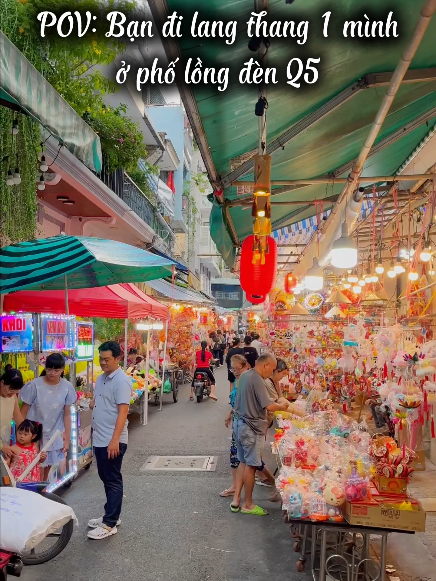 pov: bạn đi 1 mình ở phố lòng đèn Q5, Có một Quận 5 rất khác vào mùa Trung Thu…Lạc vào phố lồng đèn, như lạc vào ký ức tuổi thơ, Đèn sáng cả phố, còn tim thì sáng vì một khoảnh khắc yên bình, Phố lên đèn, lòng lên cảm xúc #pov #motminhthoi #quoclangthangmotminh #fyu