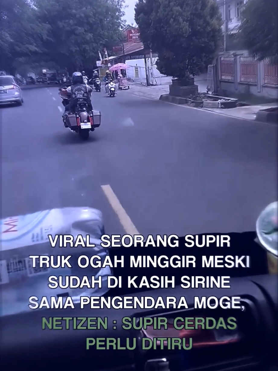 Seorang supir truck menolak untuk minggir ketika ada kode sirine dari pengendara moge #strobo #wukwuk #sirine #moge 