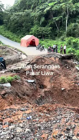 Kondisi terkini jalan amblas, longsor di Seranggas, Pasar Liwa, Lampung Barat #Liwa #LiwaLampungBarat #LampungBarat