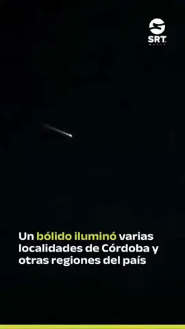 ☄️ BÓLIDO ILUMINÓ EL CIELO. Argentina. — 24 de septiembre de 2025 — En la madrugada, el cielo de Córdoba se iluminó con una intensa luz, y muchos pensaron que se trataba de un meteorito. Jorge Coghlan, director del Observatorio Astronómico de Santa Fe, explicó que no fue un meteorito, sino un bólido: un meteoro extremadamente brillante que atraviesa la atmósfera a gran velocidad. 💬 “En este caso, lo sorprendente fue su color verde, que ayudó a que fuera más visible”, añadió Coghlan. 🌍 En los últimos años, los científicos han señalado un debilitamiento del campo magnético de la Tierra, lo que genera preocupación en la comunidad científica. El campo magnético protege a nuestro planeta de la radiación cósmica y del viento solar. Cuanto más débil es el campo magnético, más enrarecida se vuelve la atmósfera, lo que significa que una mayor cantidad de objetos cósmicos ingresará en la atmósfera terrestre. Por ello, observamos un aumento en el número de meteoros y meteoritos que alcanzan las capas bajas de la atmósfera.
