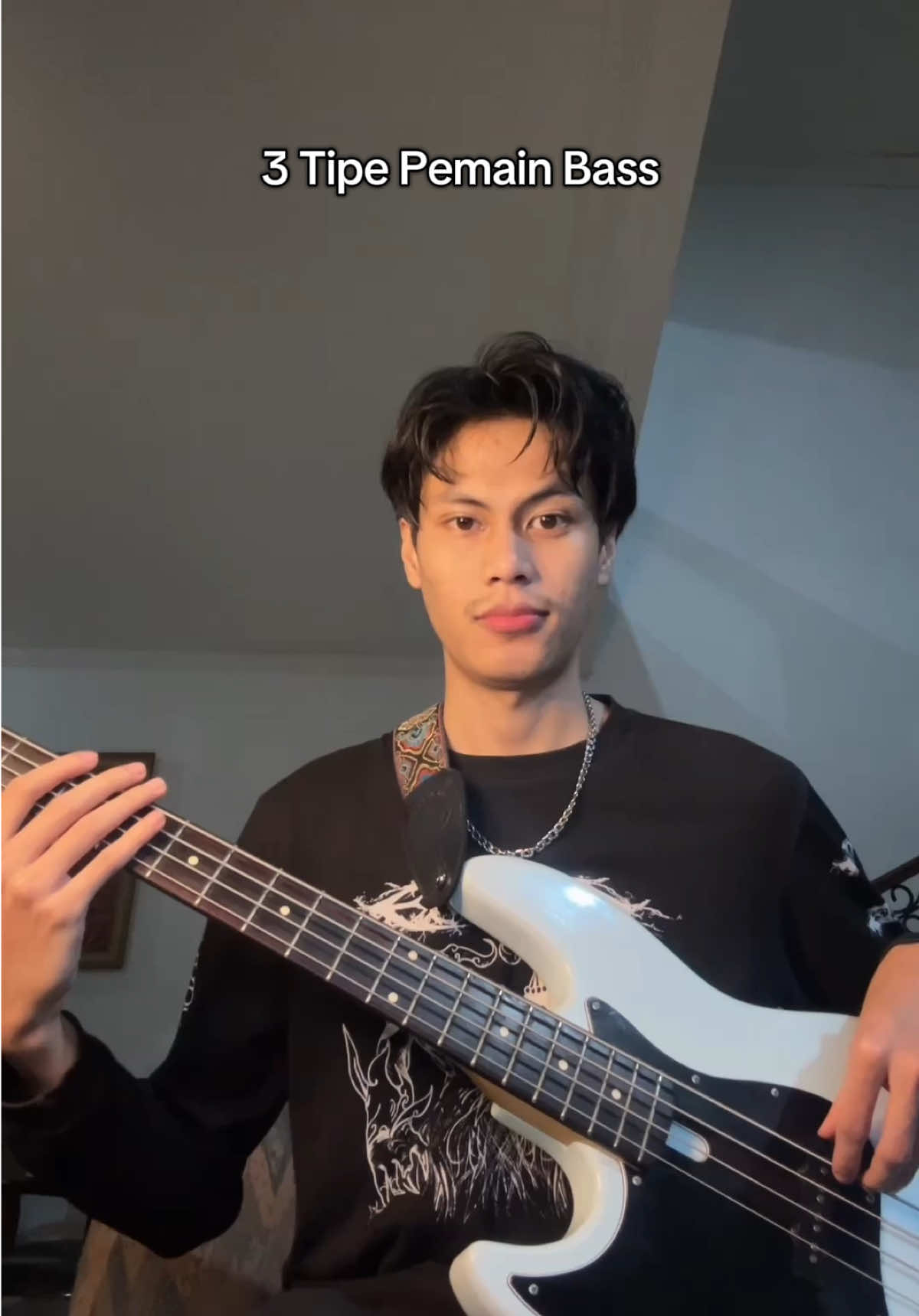 Mana favorit kalian? Berdansalah,karir  ini tak ada artinya - @Hindia . Ini lagu enak dan relate banget! #fyp #figra #hindia #bass #bassist 