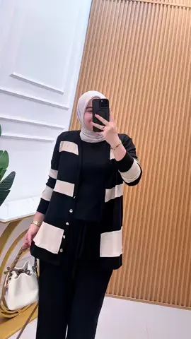 Bismillahirrahmanirrahim New Collection Ready Stock 📌 *Oneset Salur Cardi 3 in 1* 👗 Detail Produk: 	•	Bahan: Knited Premium 	•	Ld : 110 cm . Pb Outer: 72 cm . inner Model Crop 	•	Pc : 95 cm Inner Terpisah Kancing Hidup Bisa dibuka Tersedia 4 Pilihan Warna ✨ Yuk buruan diorder sebelum kehabisan! 🛍️  Order : WhatsApp ➡️ +62 897-8852-446 Shopee ➡️ indahcollection.ic Tiktok ➡️ indahcollection.ic Reseller Welcome 👋 #onesetknit #fasion #newcollection 