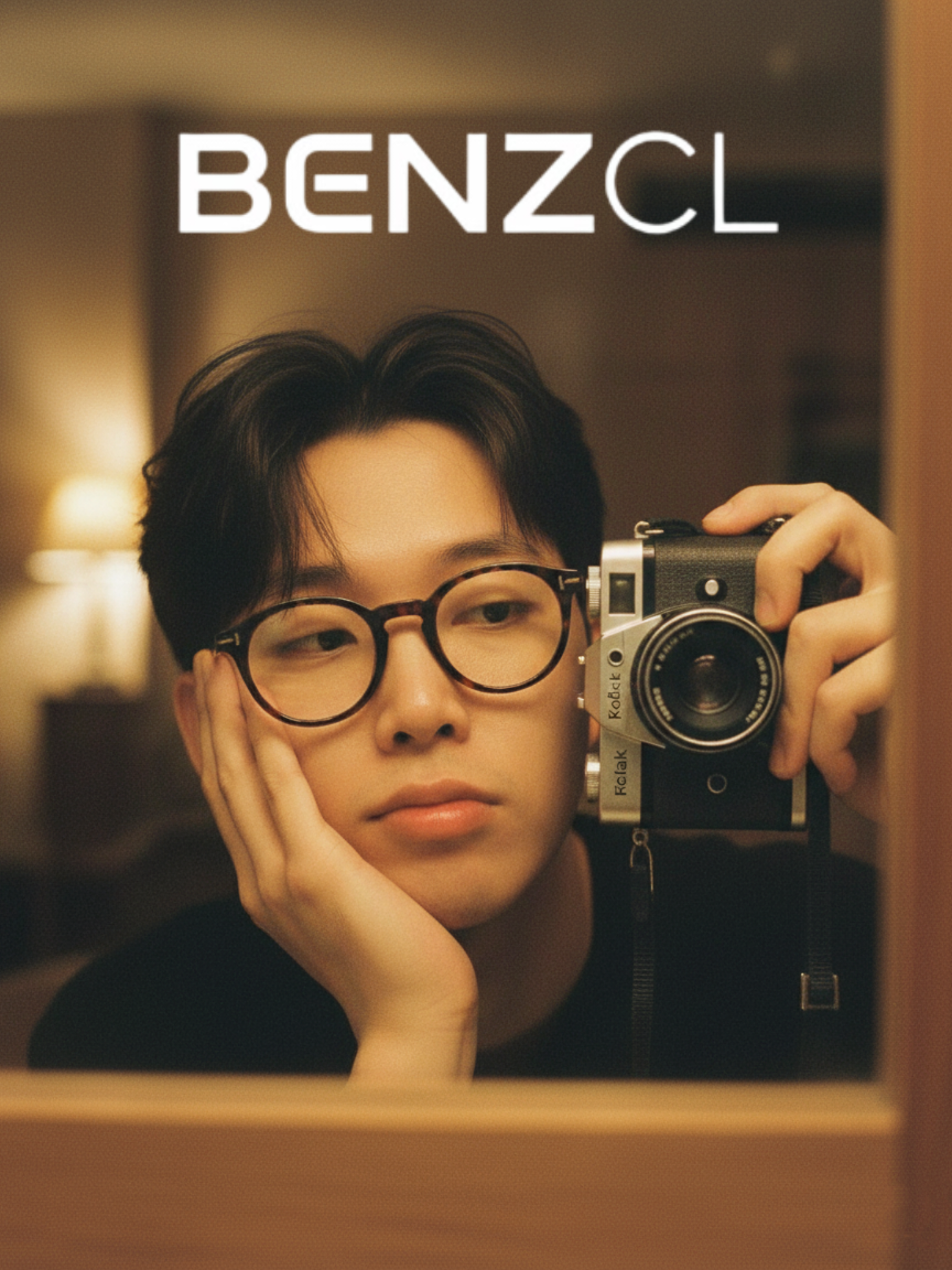 📷🤓Boy in mirror🤓📷 📸⚡วิธีสร้างภาพถ่ายสุดเท่ ⚡📸 1. เปิดแอป Gemini📲 2. อัปโหลดรูปของคุณ💽🖼️ 3. พร้อมวางPormpt ลงในช่องข้อความ เมื่อได้รูปที่พอใจแล้ว แน่ต้องการเปลี่ยนท่าให้พิมพ์ 