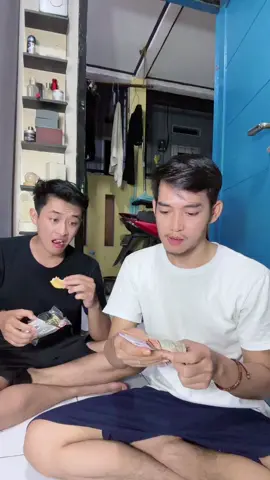 Kata nya uang tidak bisa membeli kebahagiaan tapi kerjaannya tiap hari minta duit mulu😏😒 @Febri Yanto 