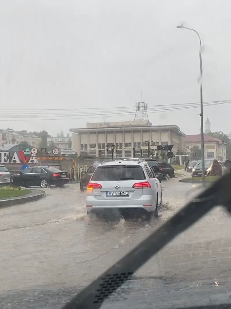 Schimbări meteorologice drastice în toată țara Prognoza meteo pentru următoarea săptămână vine cu valori foarte scăzute pentru perioada anului în care ne aflăm. Meteorologii anunță vânt, ploi și chiar ninsori.