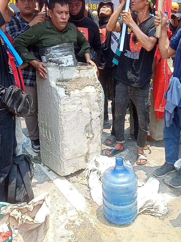 Aksi cor badan Petani Riau (M. Ridua) depan istana negara sebagai bentuk protes terhadap krisis konflik agraria di Riau yang tidak kunjung diselesaikan oleh pemerintah, seperti yang terjadi di Inhu antara petani dengan perusahaan, begitu juga dengan konflik di TNTN  #petani #Riau #satgaspkh #TNTN #indonesia 