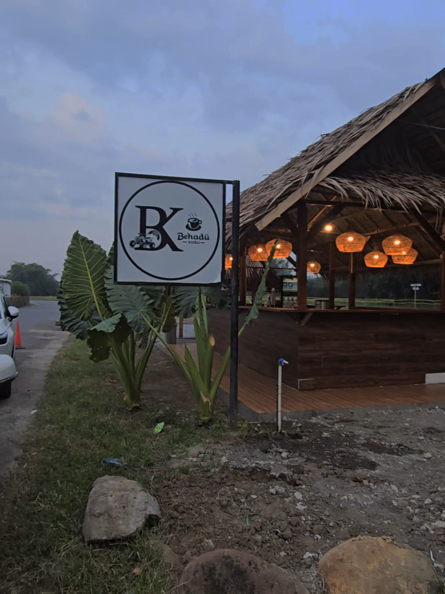 hiburan ATV ADVANTURE di cafe BEHADU KUDAI ulak lebar lahat kini telah dibuka kembali untuk kluarga yang nak liburan silahkan datang ke ulak lebar lahat. lokasi ade di maps vidio