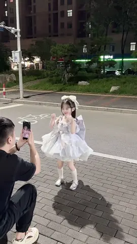 Nhất định phải có 1 cô công túa ! 