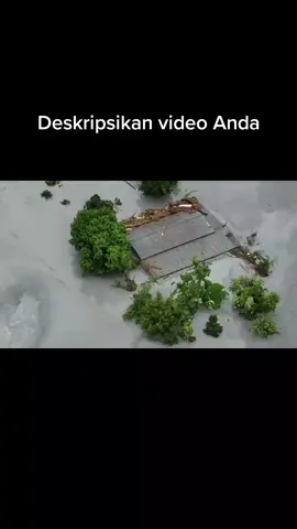 ‼️‼️Sungguh mengharukan‼️‼️ Sore ini tim penyelamat berhasil mengevakuasi seorang anak perempuan berusia enam tahun yang sudah terjebak selama dua hari di dalam sebuah rumah yang tertimbun lumpur di Desa Guangfu, Hualien. Sementara itu, upaya pencarian terhadap kakek dan nenek anak tersebut masih terus berlangsung.#hualian 