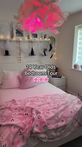 14 Year olds preppy bedroom tour and get to know me. This is such a preppy and aesthetic Halloween bedroom! #bedroomcheck #aestheticvibes #bedroomaesthetic #halloweendecor #girlsbedroom 