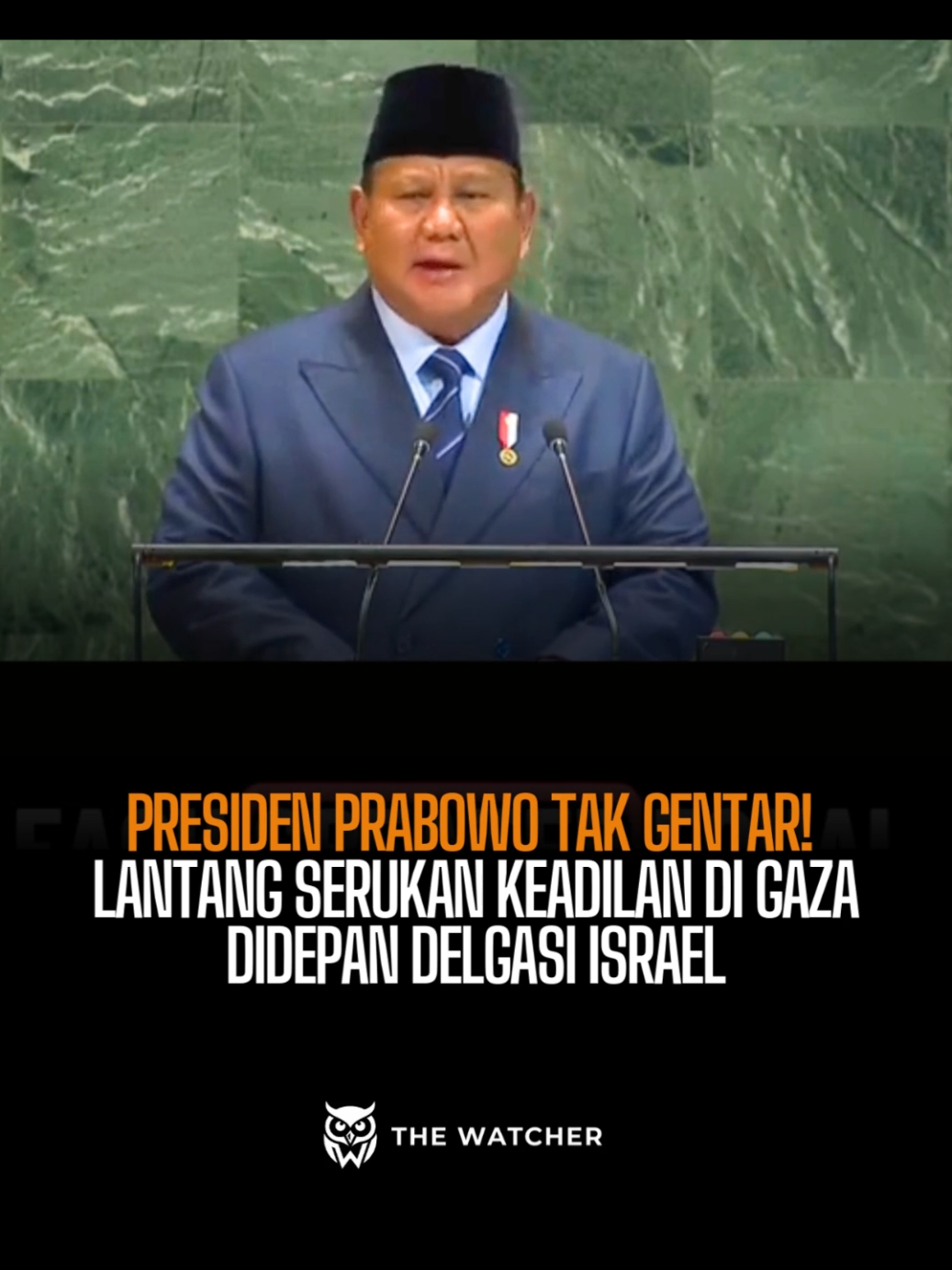Presiden Prabowo Subianto menyampaikan pidato berapi-api dalam Sidang Umum PBB ke-80 di New York, Selasa (23/9/2025), menegaskan dukungan penuh terhadap solusi dua negara, di mana PaIestina dan lsraeI dapat hidup rukun, damai, dan harmonis. Presiden Prabowo menekankan prinsip moral: “Might cannot be right, right must be right,” yang berarti kekuatan tidak otomatis membuat suatu tindakan menjadi benar. Kebenaran harus tetap benar, tak peduli siapa yang kuat atau lemah, prinsip moral tak berubah terlepas dari siapa yang berkuasa. Sebagai penutup, Prabowo menekankan pentingnya toleransi antarumat beragama dan kerukunan antarbangsa. “Dua keturunan Abraham harus bisa hidup dalam rekonsiliasi, damai, dan harmonis. Arab, Yahudi, Muslim, Kristen, Hindu, Buddha, semua agama, kita harus hidup sebagai satu keluarga manusia,” kata Prabowo di akhir pidatonya. Sebanyak 157 dari 193 negara kini mengakui kemerdekaan PaIestina. Baru-baru ini, Perancis, Australia, Kanada, Portugal, dan Inggris secara resmi memberikan pengakuan tersebut. Amerika Serikat menjadi satu-satunya anggota tetap Dewan Keamanan PBB dengan hak veto yang menolak mengakui Palestina. #pbb #prabowosubianto #prabowo #viral #fyp 