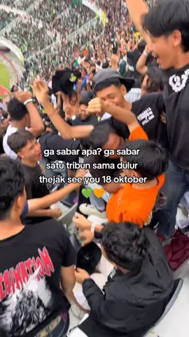 Bersenang-senang bersama.💚🧡 #fyp #persijajakarta #persebaya #persebayaday #persebayaselamanya 