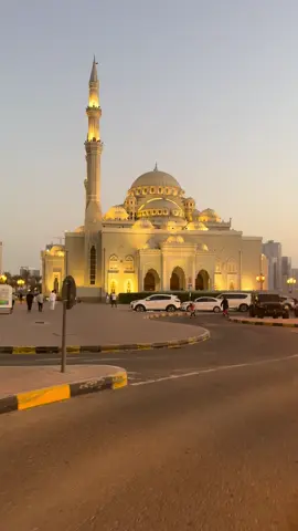 استشعار النعم عبادة عظيمه🫀 ‏تذكّرت الايه الكريمه : ‏﴿ وَإِن تَعُدُّوا نِعْمَةَ اللَّهِ لَا تُحْصُوهَا ۗ إِنَّ اللَّهَ لَغَفُورٌ رَّحِيمٌ ﴾  ‏النحل 18 ‏و حديث النبي ﷺ { من أصبح منكم آمناً في سربه ، معافى في جسده ، عنده قوت يومه ، فكأنما حُيّزت له الدنيا } ‏غارقون في نعمك يا الله ، فلك الحمد كما ينبغي لجلال وجهك وعظيم سلطانك 🤍🤍🤍🤍