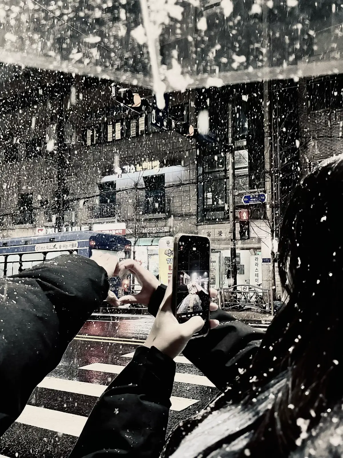 冬天让人感到寒冷，但爱上你让我相信，再大的风雪也无法让我的心颤抖，因为只要和你在一起，我就拥有永恒的春天。