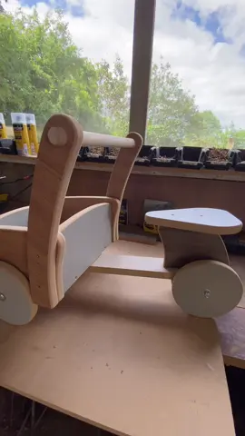 🚚 Montando mini caminhão, mas com ferramenta de gente grande! 😎 👉 Já montou algo que te deu orgulho? Conta aí!                                                           @vonderferramentas @betopecas_scs                    #marcenaria #marcenariacriativa #wood #woodworking         @VONDER Ferramentas 