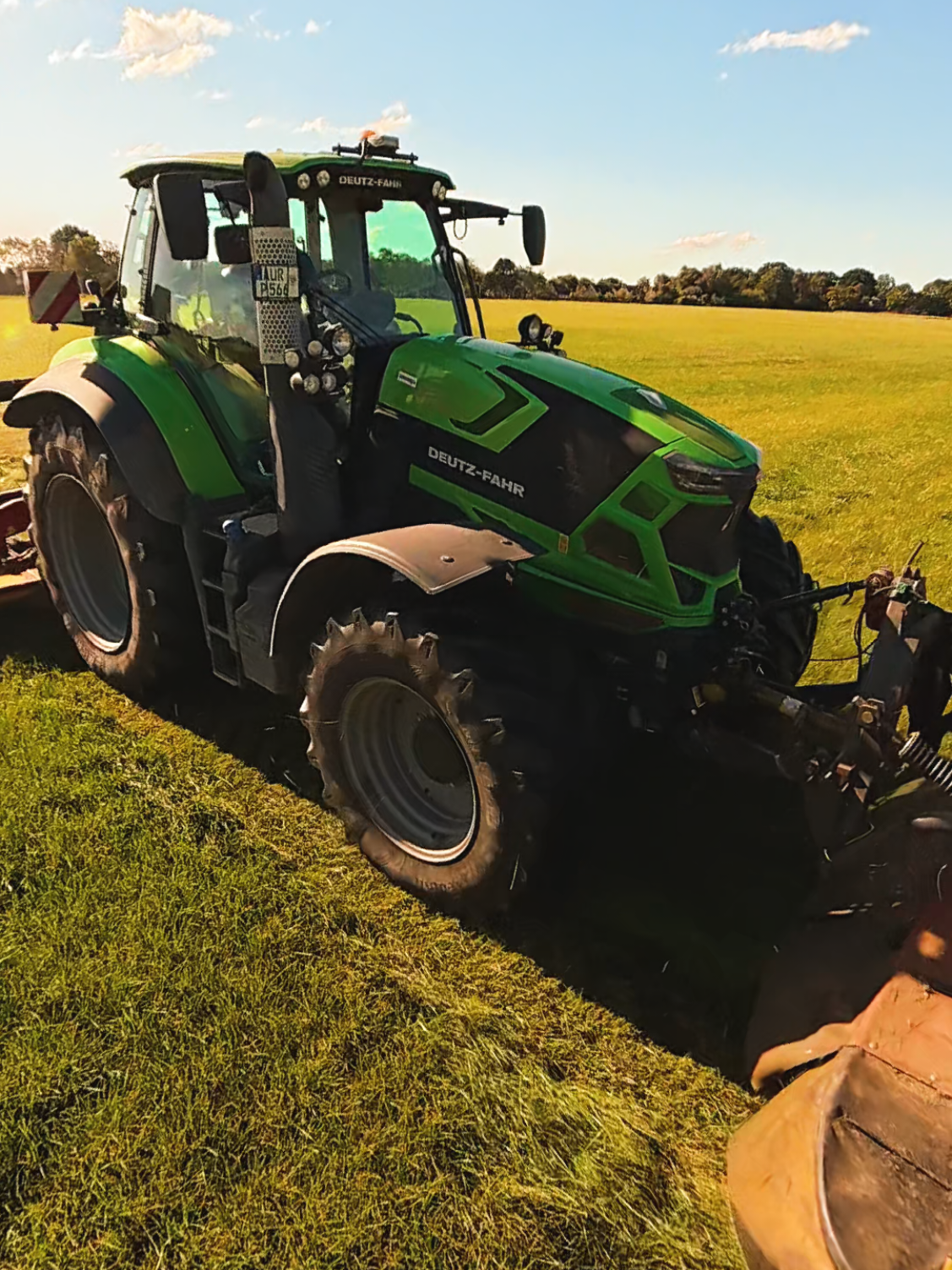 Der 4 Schnitt beim @Fennenhof Pupkes  Mit entspannten 20 Km/h jagt ihr Deutz Agrotron 6215 TTV als Warrior über die Wiese.  Das ganze Video kommt heute abend auf insta und morgen hier auf Tiktok :) #landwir#landwirtschaftausleidenschaft #traktor #deutz  #landwirt  @Ben Pupkes🚨 