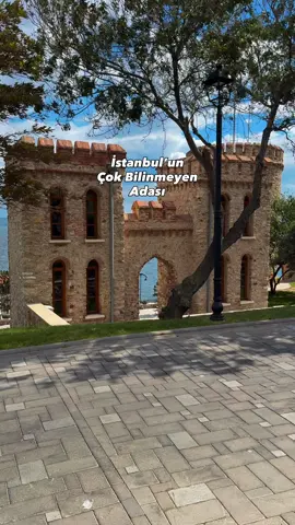İstanbul’un az bilinen ama en etkileyici adalarından biri burası. Tarihle iç içe, öğretici bir deneyim arıyorsanız bu ada tam size göre! Reklam/İşbirliği ⛴️ Adaya ulaşım oldukça kolay. 📍Karaköy’den saat 10:45’te, 📍Kadıköy’den ise 11:10’da kalkıyor vapurlar. Adadan dönüşse saat:17.00’da gerçekleşiyor.  📆 Ada perşembe, cuma, cumartesi, pazar günleri açık.  🚶‍♂️Adada müzeler, cam teras, yürüyüş yolları, kütüphane, cafe gibi gezebileceğiniz alanlar var. Ayrıca konaklamak isteyenler için otelde bulunuyor.  Hem İstanbul’a yakın hem de bambaşka bir dünyadaymışsınız gibi hissettiren bu ada, sadece bir gezi değil. Aynı zamanda bir tarih yolculuğu.  📍 Konum: Demokrasi ve Özgürlükler Adası Sevdiklerinizle bu gönderiyi paylaşmayı, unutmamak için bu gönderiyi kaydetmeyi ve bu tarz etkinlikler için @asudeilekesfet sayfasını takip etmeyi unutmayın.🤗 Siz daha önce gittiniz bu adaya? Hadi yorumlarda buluşalım.🤗 . #yassıada #demokrasiveözgürlükleradası #adalar #istanbul #türkiye  