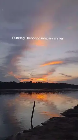 asik lagunya🤣 #storymancing_ #mancing #fyp #berandatiktok #viral #sunset #pemulamancing #promomakangajian #4upage 