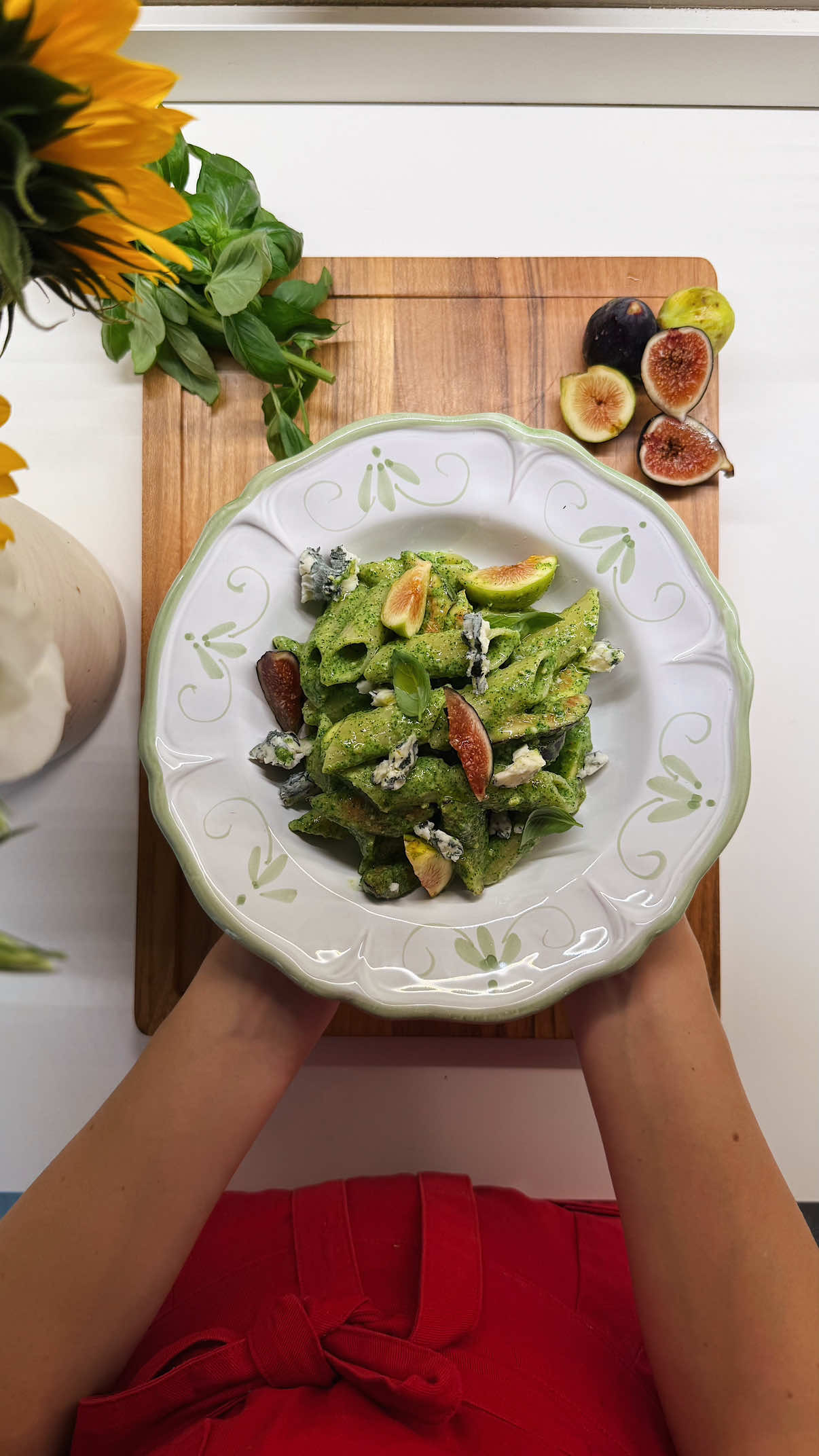PASTE IN 10 MINUTI - ep. 12 - pesto di rucola e fichi 🍁  Una pesto super versatile, semplice semplice che con la pungenza gentile della rucola accompagna la dolcezza dei fichi. Fiocchetti di gorgonzola, poi, danno la vera spinta a una pasta che sono certa vi farà innamorare.  Grazie @Chez Didi per questo piatto bellissimo🫂 #regalo DOSI PER 4 PERSONE: 320 g pasta (io pennoni) 2 mazzetti di rucola 6 foglie di basilico  30g parmigiano o pecorino 1/2 spicchio di aglio Ghiaccio 3 cucchiai nocciole Olio evo Sale Succo di limone 6 fichi 200g gorgonzola piccante