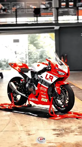 HONDA HRC CBR1000 💣 now at #lrplatinumtyers . Race Ready 👌#highcapacitysrilanka #honda #0712708070 #lrplatinumtyers♥️🔥 