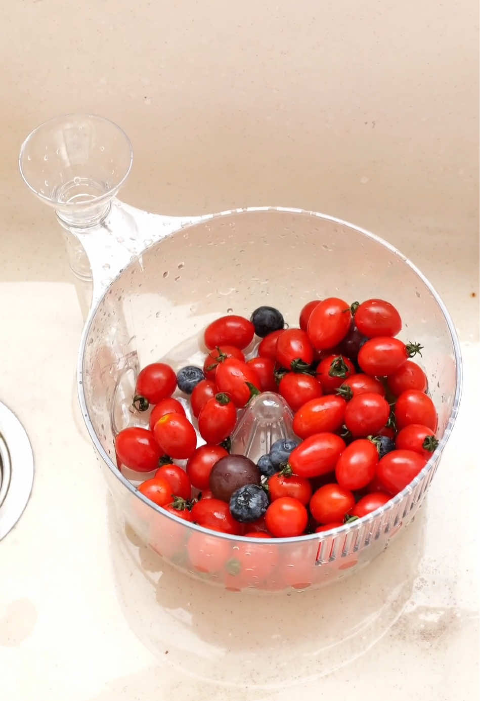 Easy to wash fruit😏#coolgadgets #gadgets #coolstuff #amazonfinds #fyp 