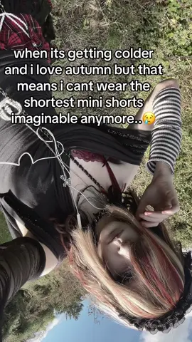 i hate wearing pants i want to have my ass out