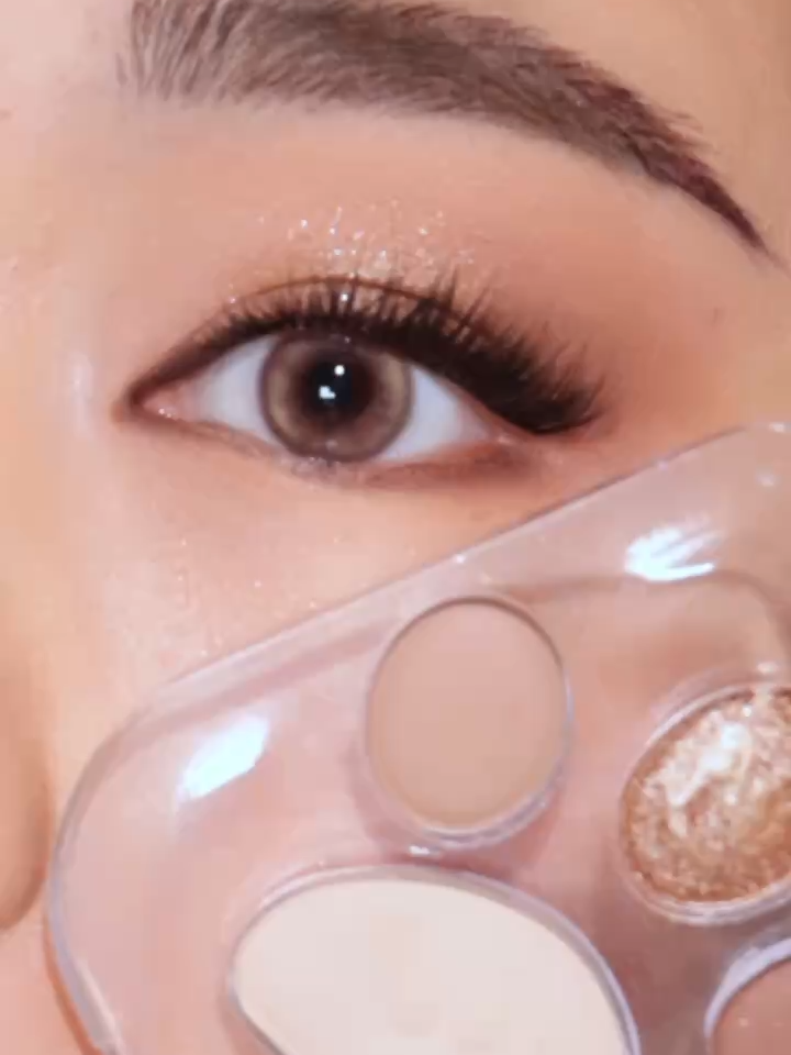 🧸 Siapa yang bisa tolak eyeshadow palette ala mata kucing? Paduan warna coklat earth tone, bikin penampilan jadi super lembut! #pinkflash #pinkflashbeauty#makeup#eyeshadow#cat#tutorial