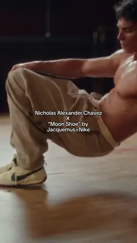 Née en 1972 pour la piste, réinventée en 2025 par Simon Porte Jacquemus. La Moon Shoe revient avec une allure minimaliste, inspirée du ballet. Dans la campagne, Nicholas Alexander Chavez incarne l’énergie et l’élégance de cette rencontre entre sport et art. Dispo en exclu le 28 septembre chez Jacquemus, en ligne le 29, et partout le 6 octobre. #jacquemus #nike #nicholasalexanderchavez #nikesneakers #sneakers 