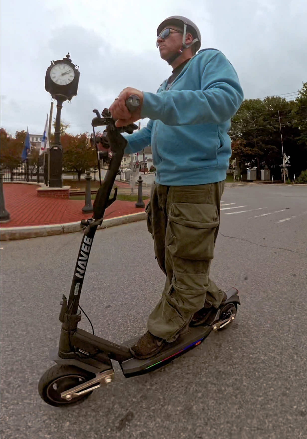 Navee e-scooter st3 pro this one is crazy fast 💨 great commuter scooter 🛴 we also have many e-bikes that go up to 55mph!! Turn the LED lights on via the Navee app. Also has gps tracking and many other features. #navee #st3pro #scooter #wheelie #motorbike 
