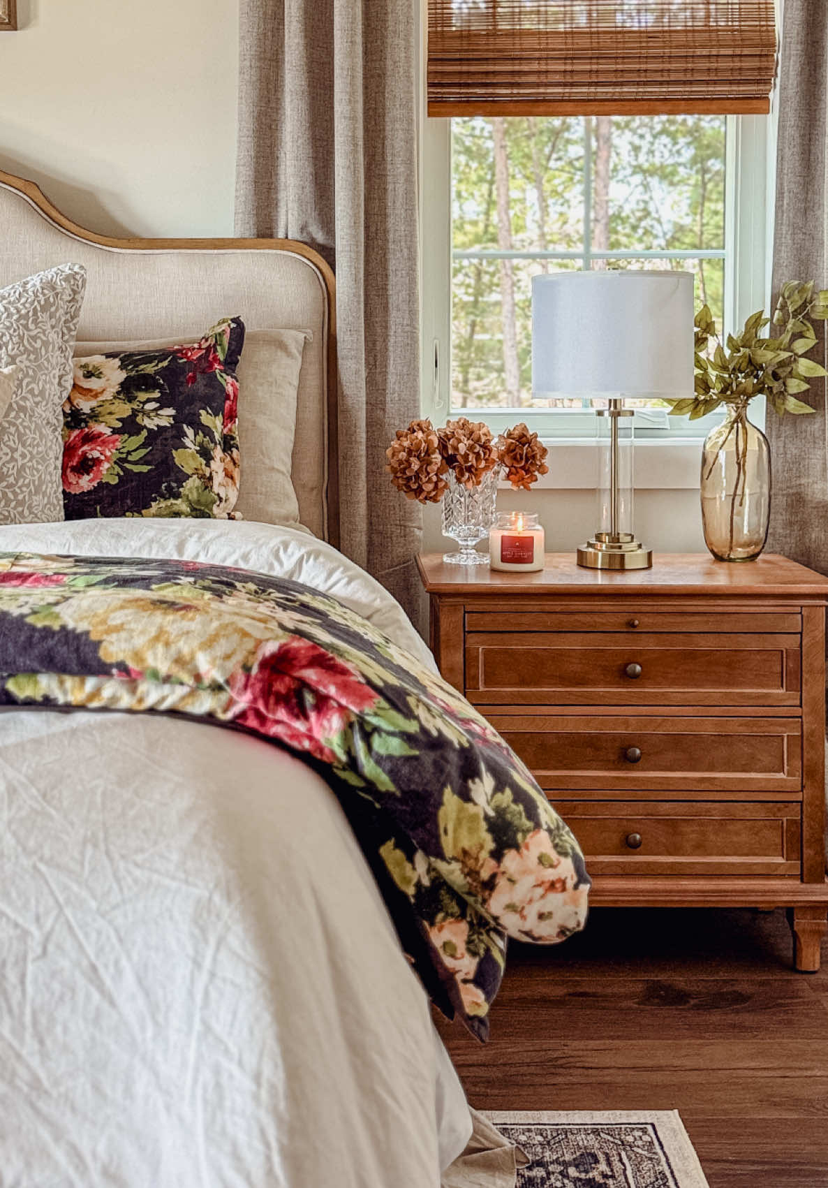 I’ve had my Hulala nightstands for year now and I love them as much as I did on day 1. Budget friendly and the quality is great. Shop the link below. Color: Acorn . . . #bedroominspo #homededor ##aesthetichome #cozyhomedecor #nightstand 