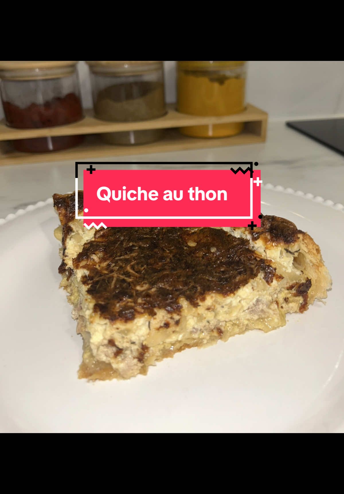 🌸 Quiche au thon  Ingrédients : 	•	1 pâte feuilletée 	•	2 boîtes de thon au naturel (égoutté) 	•	2 oignons 	•	3 œufs 	•	2 briques de crème liquide 	•	Moutarde 	•	Fromage râpé 	•	Sel, poivre, thym 	•	Huile d’olive Préparation : 	1.	Les oignons : 	•	Émince les oignons et fais-les revenir dans un filet d’huile d’olive jusqu’à ce qu’ils soient bien dorés. 	2.	L’appareil à quiche : 	•	Dans un saladier, bats les œufs. 	•	Ajoute la crème liquide, sel, poivre, thym. 	•	Incorpore les oignons dorés et une poignée de fromage râpé. 	3.	Le fond de tarte : 	•	Étale la pâte feuilletée dans un moule à tarte. 	•	Pique le fond avec une fourchette. 	•	Étale la moutarde sur le fond de pâte. 	•	Répartis le thon émietté. 	4.	Montage : 	•	Verse le mélange crème-œufs-oignons par-dessus. 	•	Saupoudre le reste de fromage râpé. 	5.	Cuisson : 	•	Enfourne 40 à 50 minutes à 200°C, jusqu’à ce que la quiche soit bien dorée. #quiche#thon#recette#facile#oeufs