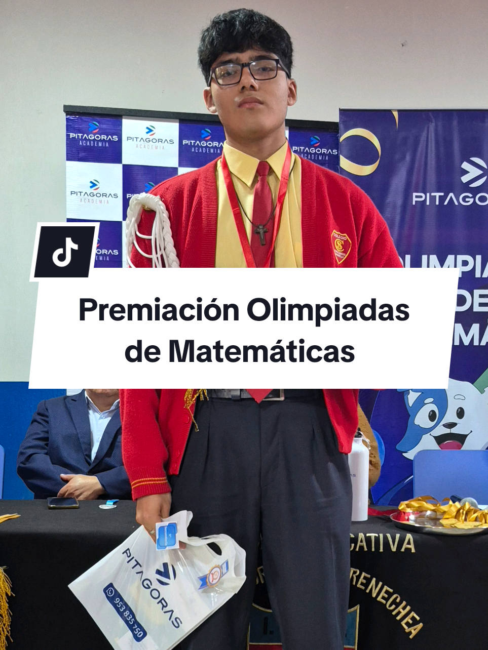 🎉📐 Hoy vivimos la gran premiación de las Olimpiadas de Matemática en el Colegio Raúl Porras Barrenechea, en el distrito de Carabayllo. 🏆✨ Un evento lleno de talento, esfuerzo y disciplina, auspiciado por la Academia Pitágoras, que siempre apuesta por el conocimiento y la excelencia académica. 👏 Felicitamos a todos los participantes y, en especial, a los ganadores que demostraron que las matemáticas no solo se aprenden, ¡también se disfrutan! 🔢💡 #OlimpiadasDeMatemática #AcademiaPitágoras #TalentoYDisciplina