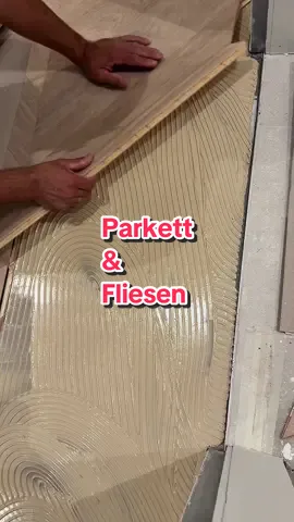Perfekter Übergang zwischen Fliesen & Parkett – so geht’s richtig! Der Übergang zwischen Parkett und Fliesen ist eine kleine Stelle mit großer Wirkung – hier zeigt sich, ob wirklich präzise gearbeitet wurde.  Die Fuge darf weder zu breit sein (unschön und unprofessionell), noch zu schmal – denn das Holz braucht Platz zum Arbeiten. Durch sein natürliches Schwind- und Quellverhalten dehnt es sich aus oder zieht sich zusammen – und genau darauf muss man Rücksicht nehmen. Nach dem Verlegen wird die Fuge mit einer elastischen Fugenmasse verschlossen. Diese sorgt dafür, dass nichts reißt und der Übergang dauerhaft stabil bleibt.  Mit einer passend gewählten Farbe fügt sich die Fuge optisch perfekt ins Gesamtbild ein.  Zum Schluss einfach leicht anfeuchten und sauber abziehen – fertig ist ein Ergebnis, das technisch und optisch überzeugt. 👉 Hast du beim Verlegen schon mal Probleme mit Fugen gehabt? Schreib’s in die Kommentare!