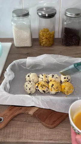 Brioche Healthy express aux pépites de chocolat 100grs de farine 50 grs de maizena 100 grs de pépites de chocolat 150 grs de Skyr 1 jaune d'œuf avec du lait et arôme vanille pour badigeonner Mettre au four à 180•C pendant 20 minutes ( airfryer ici )  #recettesimple #recettefacile #recetterapide #brioche #recettemaison 