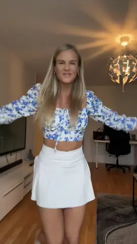 Want to vibe like this anywhere? living room, or rave? DM VIBE and I’ll show you how 💃🏼 #learnshuffle #shuffledancer #shufflegirl #shuffledance #dancer 